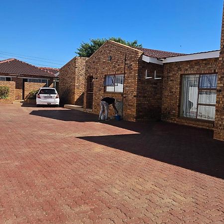 Goodlife Guest House In Mafikeng Exterior photo