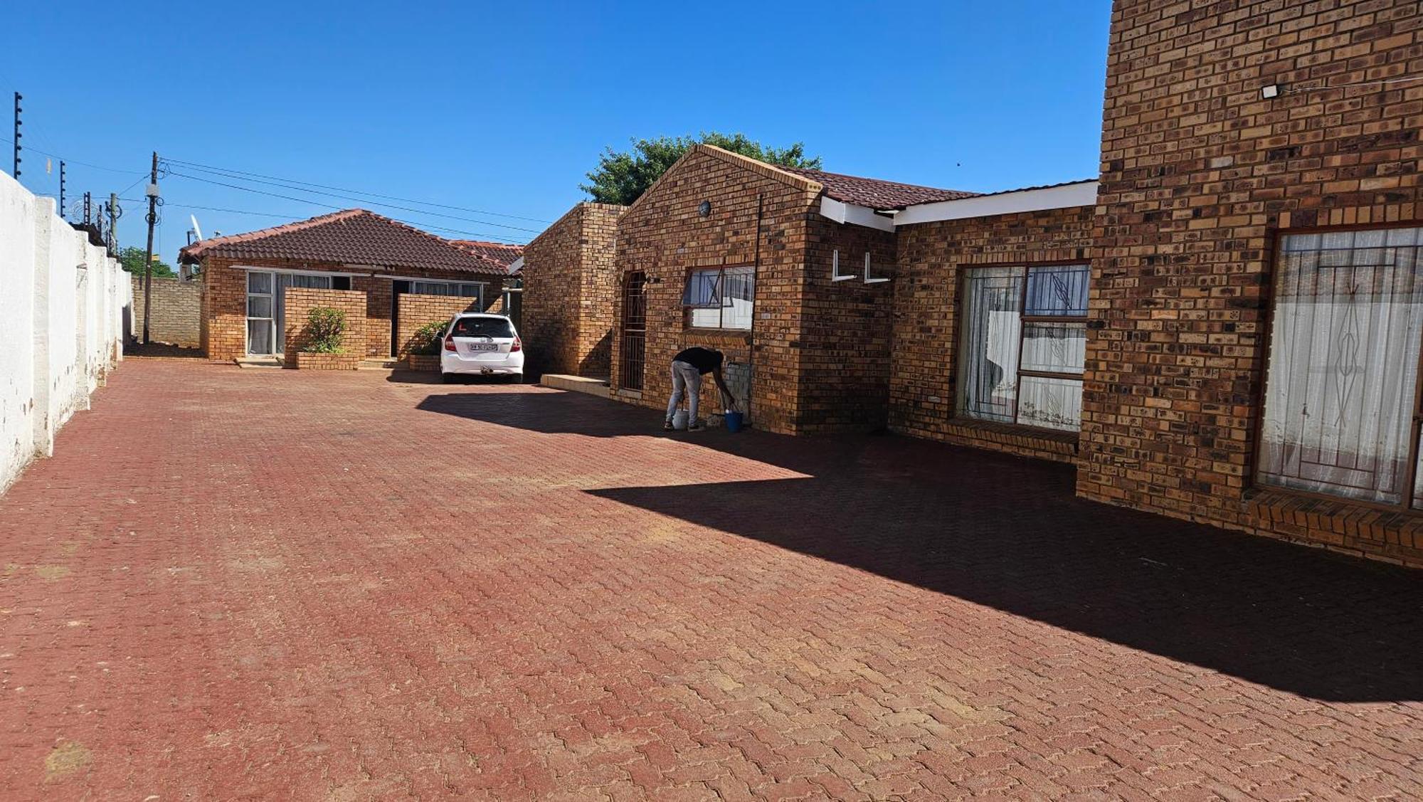 Goodlife Guest House In Mafikeng Exterior photo