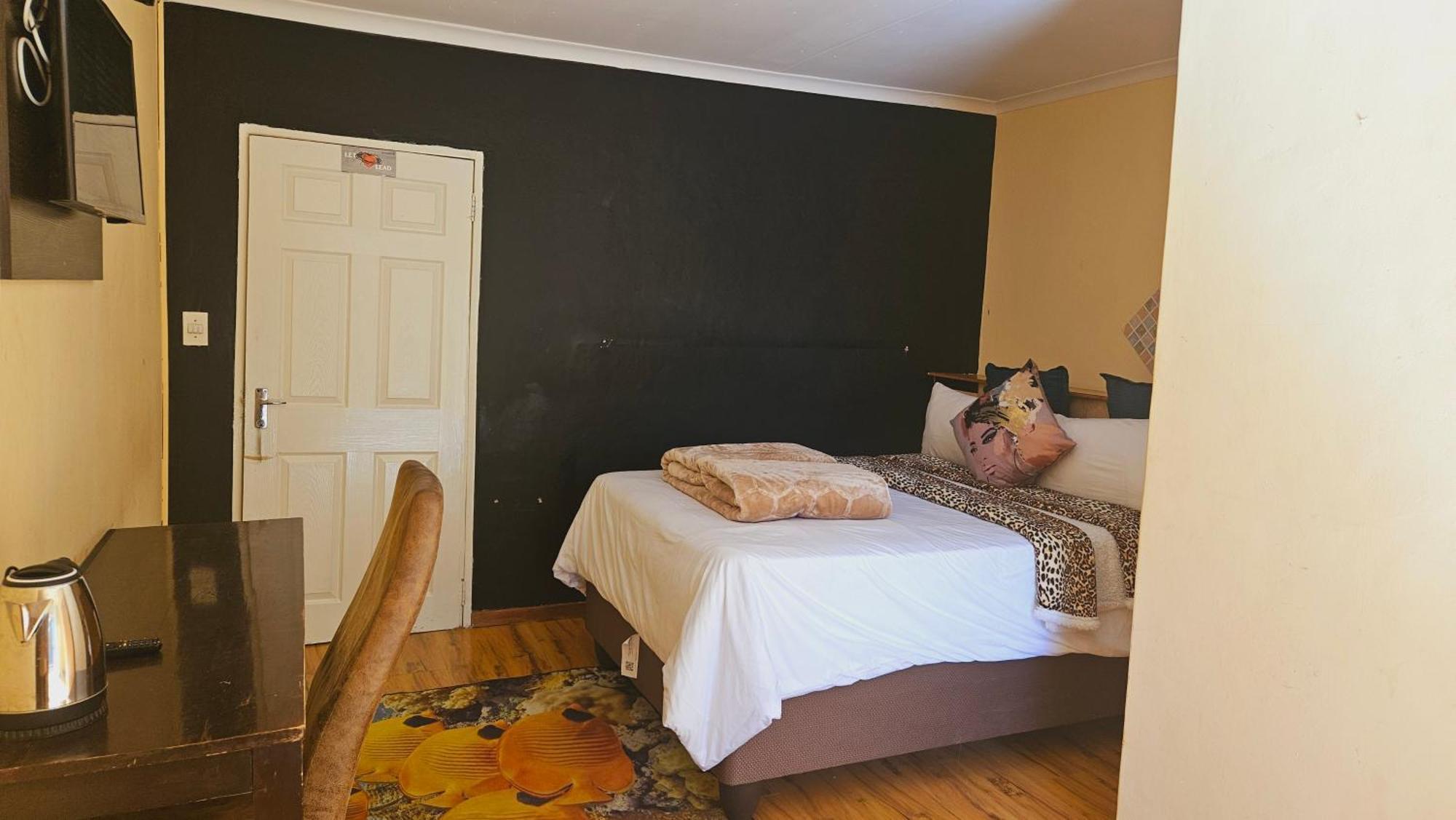 Goodlife Guest House In Mafikeng Exterior photo